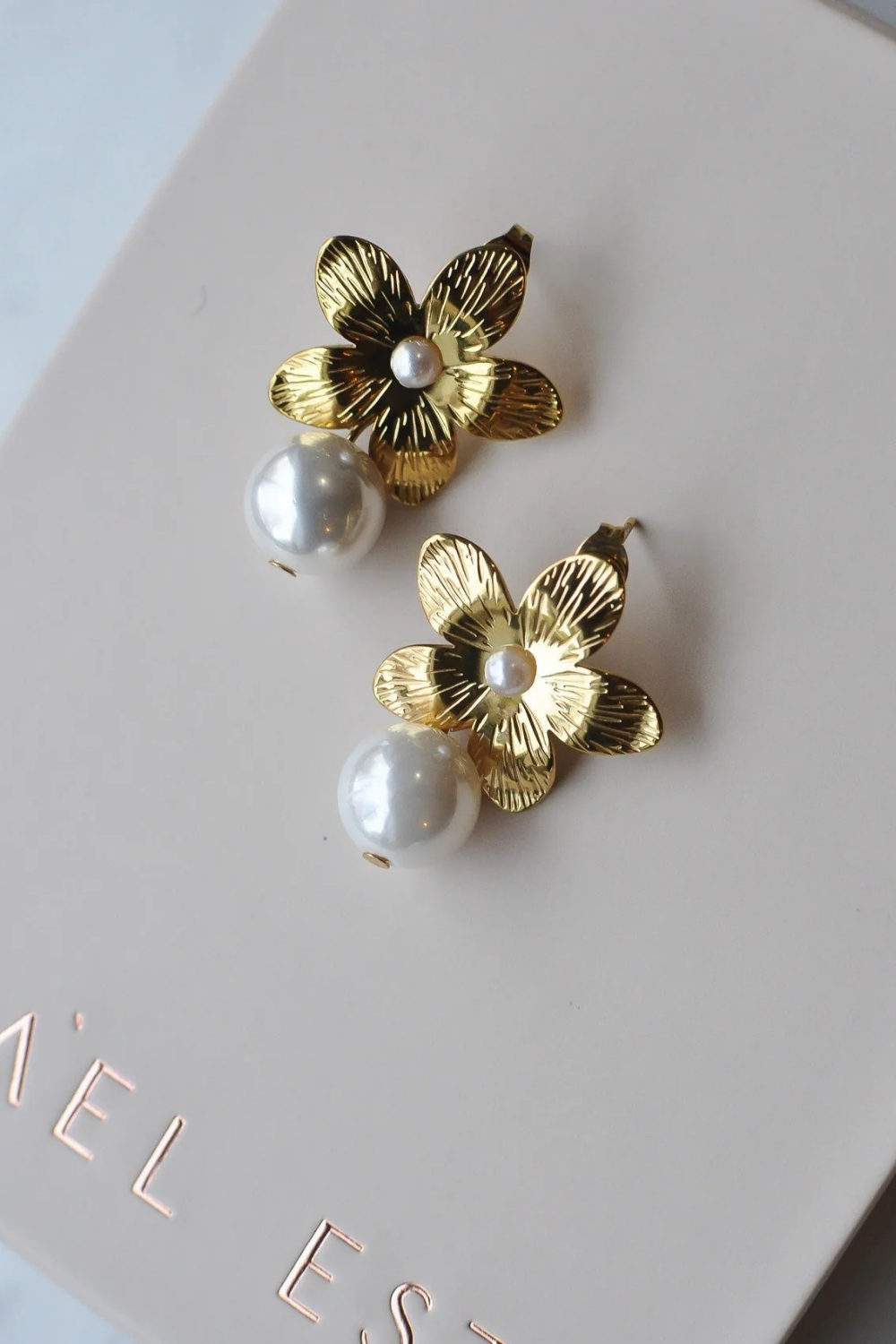 A'el Este - Giavanno - Floral Pearl Drop Earrings - Gold