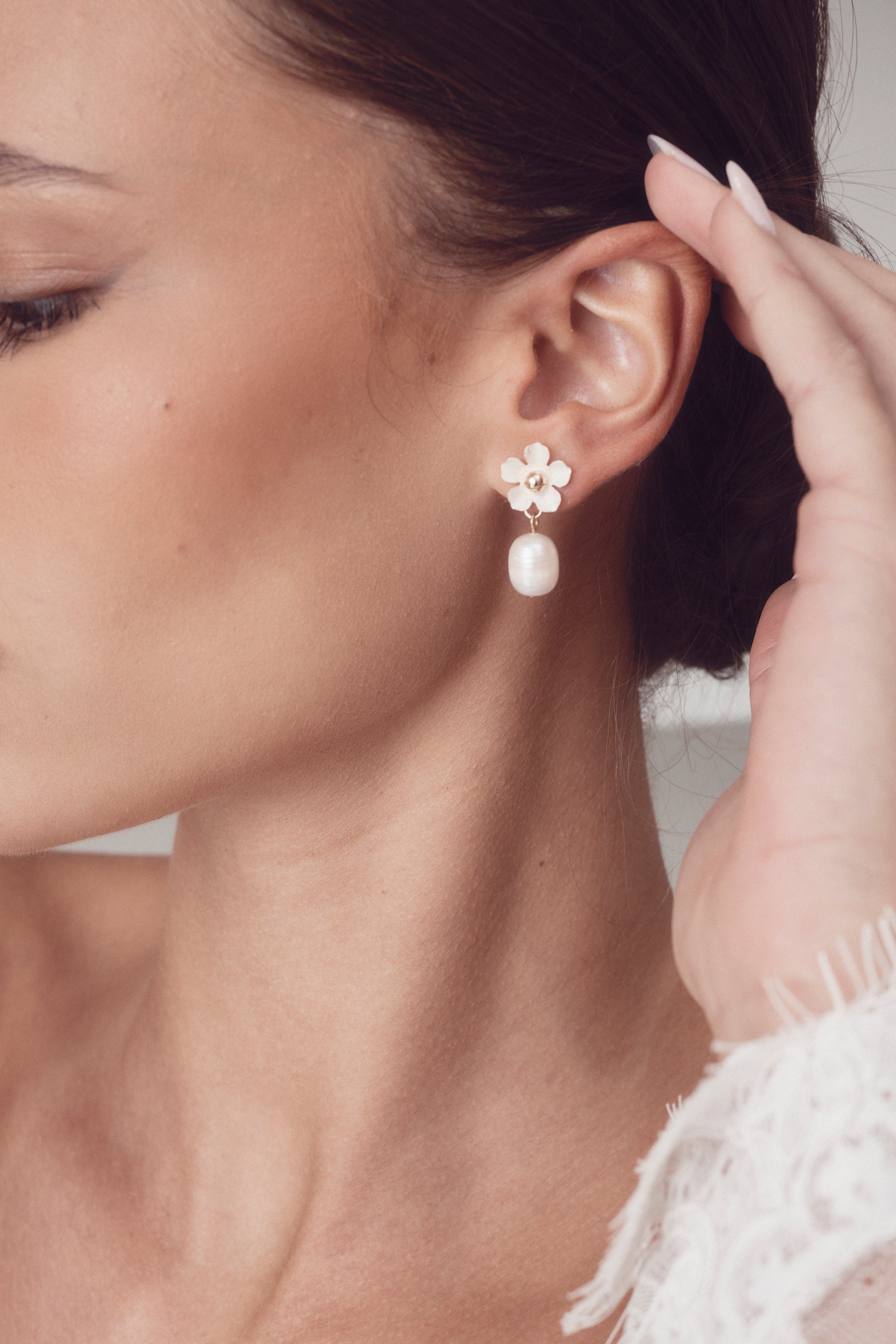 Buy A'el Este - Valencia - Bridal Pearl Drop Earrings - White & Gold online | The White Collection Australia