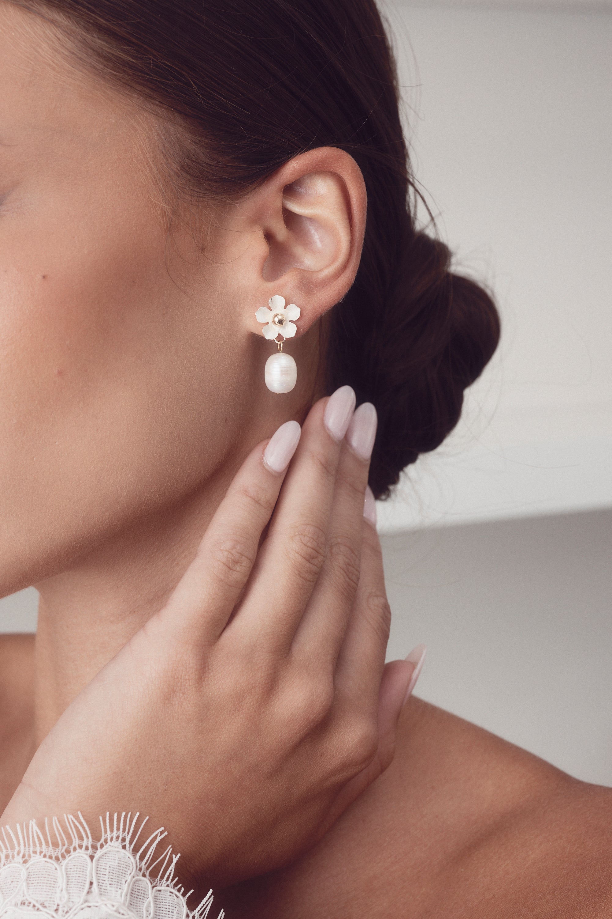 Buy A'el Este - Valencia - Bridal Pearl Drop Earrings - White & Gold online | The White Collection Australia