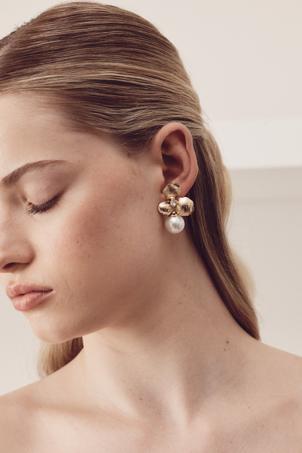 Buy Elizabeth Bower - Royal Orchid Pearl Stud Earrings - Gold online | The White Collection Australia