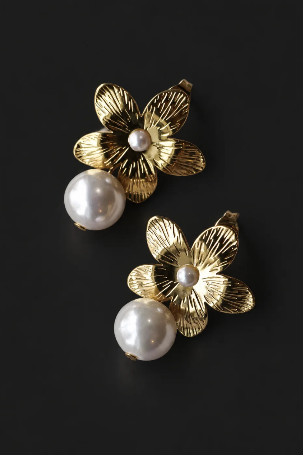 A'el Este - Giavanno - Floral Pearl Drop Earrings - Gold