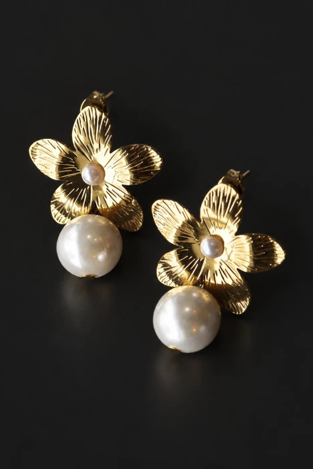 A'el Este - Giavanno - Floral Pearl Drop Earrings - Gold